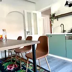Central Sarajevo Apartment With Terrace & Free Parking شقة