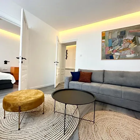 Apartment With Terrace & Free Parking