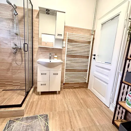 شقة Central Sarajevo Apartment With Terrace & Free Parking *