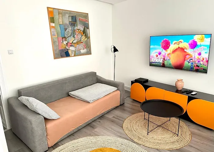 With Free Parking Lägenhet